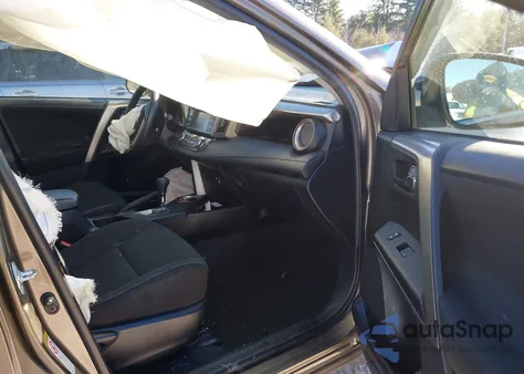 2015 Toyota Rav4 Xle z USA, uszkodzony, nr VIN JTMRFREV8FD136750